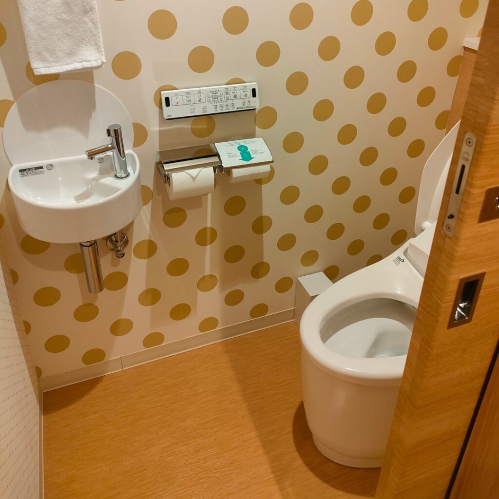 ユニバーサルポートヴィータのホテルの室内のトイレ