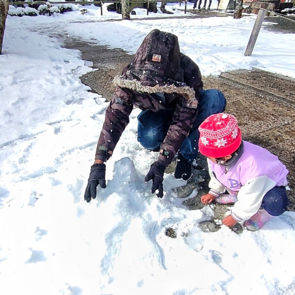 鞍馬寺の雪で遊ぶ親子