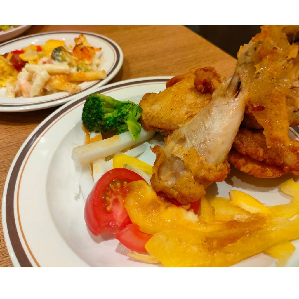 カラフルなプレートになるケンタッキー食べ放題