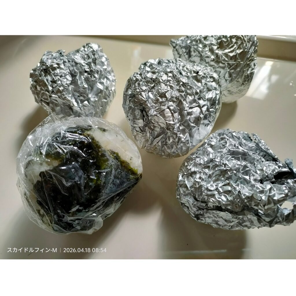 ラップで包んだおにぎりとアルミホイルで包んだおにぎり