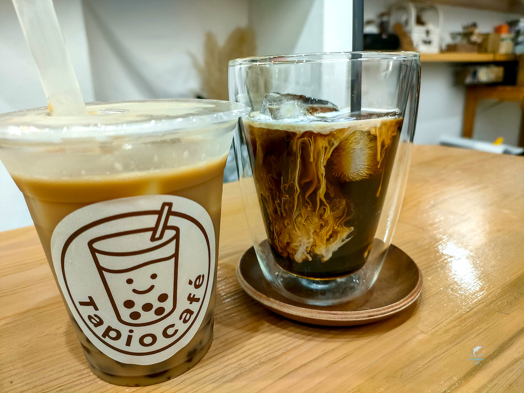タピオカフェ　タピオカ黒糖ミルクティーとアイス珈琲