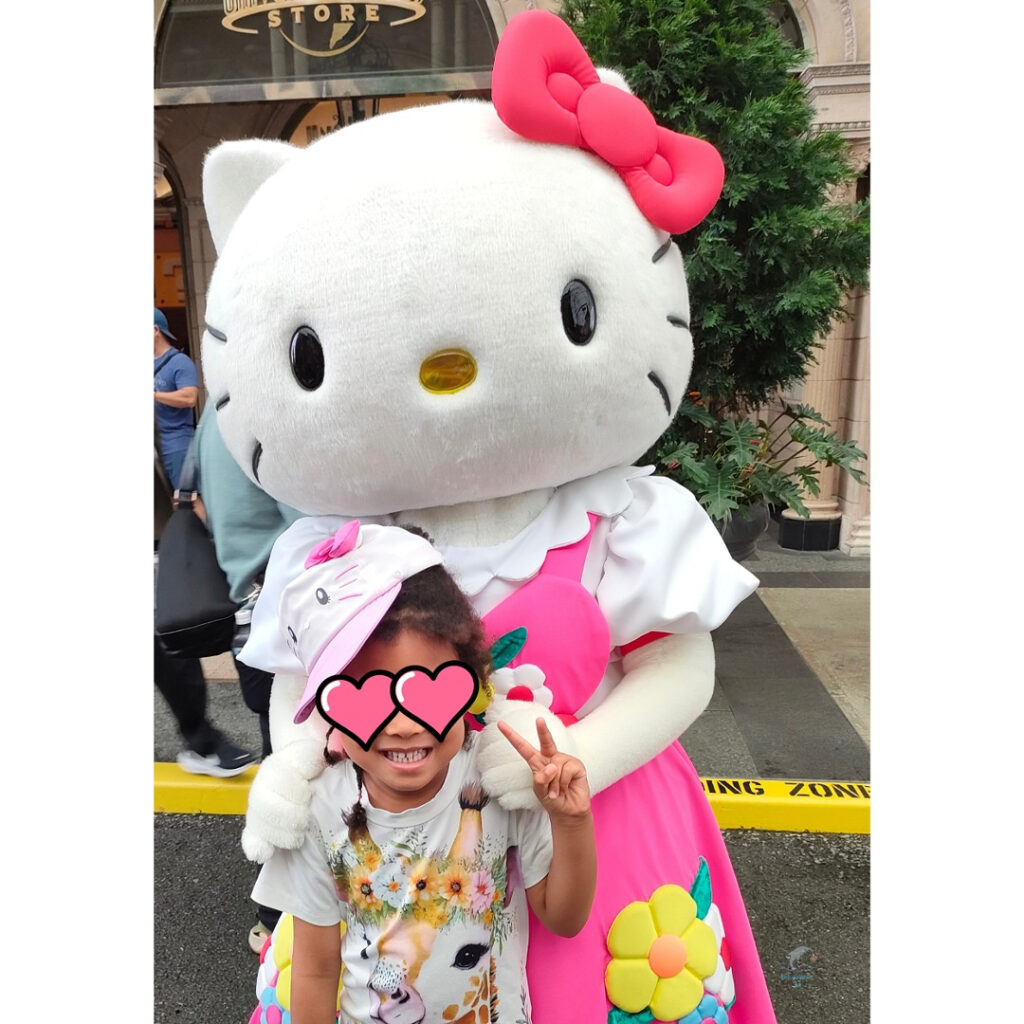USJ通称ユニバでキティちゃんと一緒に写真を撮る子供