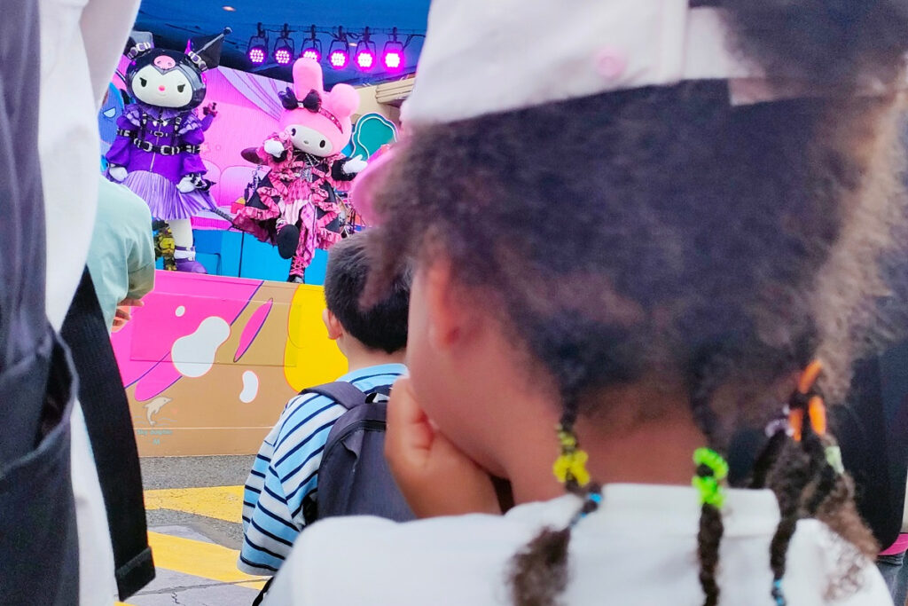 ユニバでクロミライブを見る子供