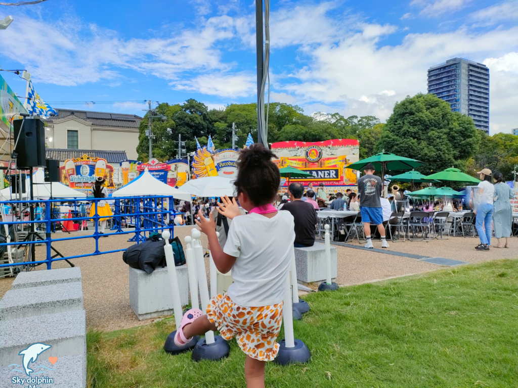 オクトーバーフェスト開催中のてんしばで楽しく遊ぶ様子