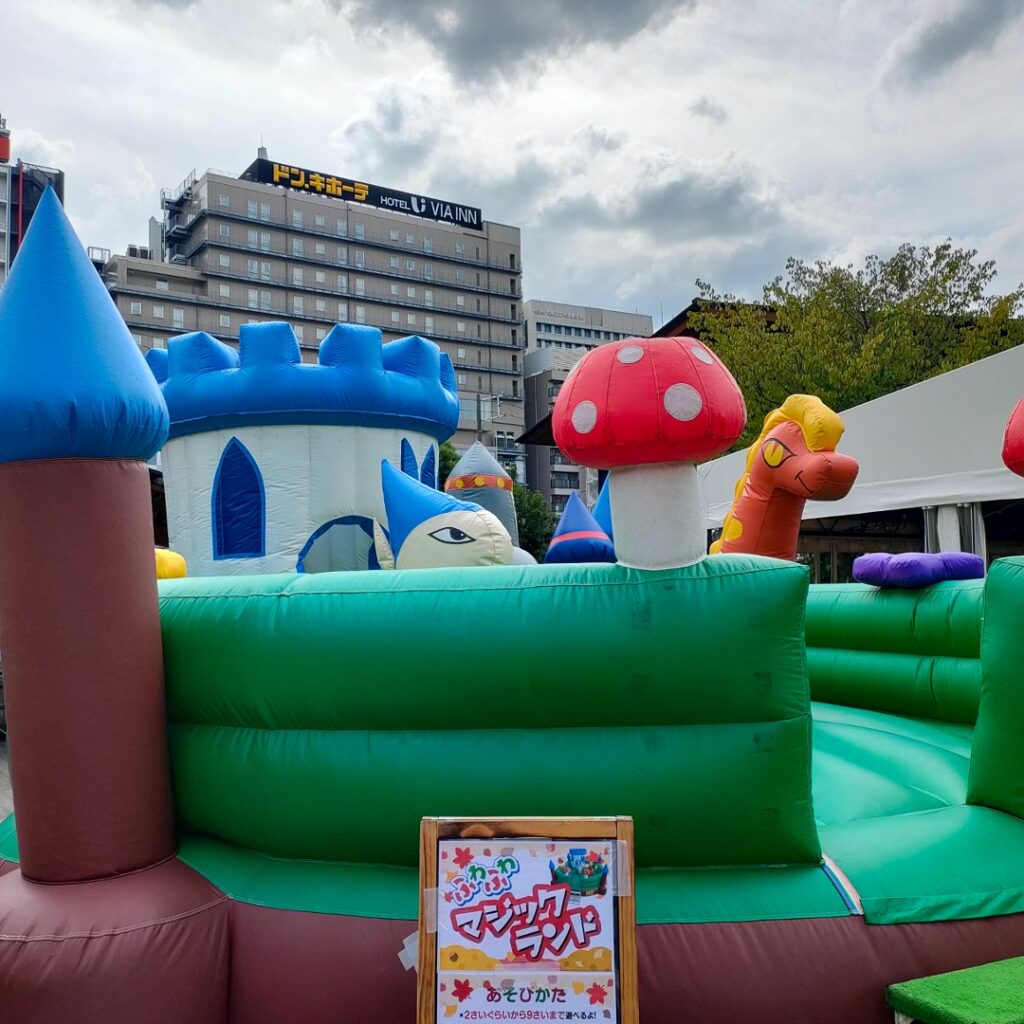 てんしば会場付近に設置された大型エア遊具