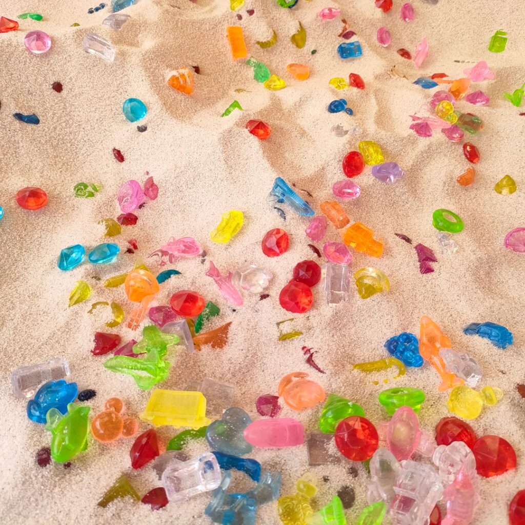 子ども向けのカラフルなおもちゃや景品