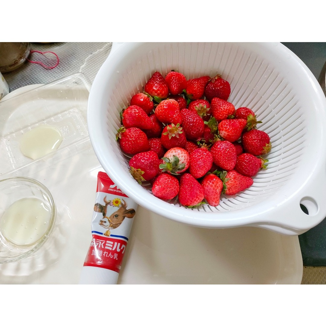 家でする イチゴ狩り の為にボールに半分くらいのイチゴと横には練乳